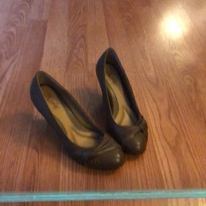 Kitty heel brown pumps